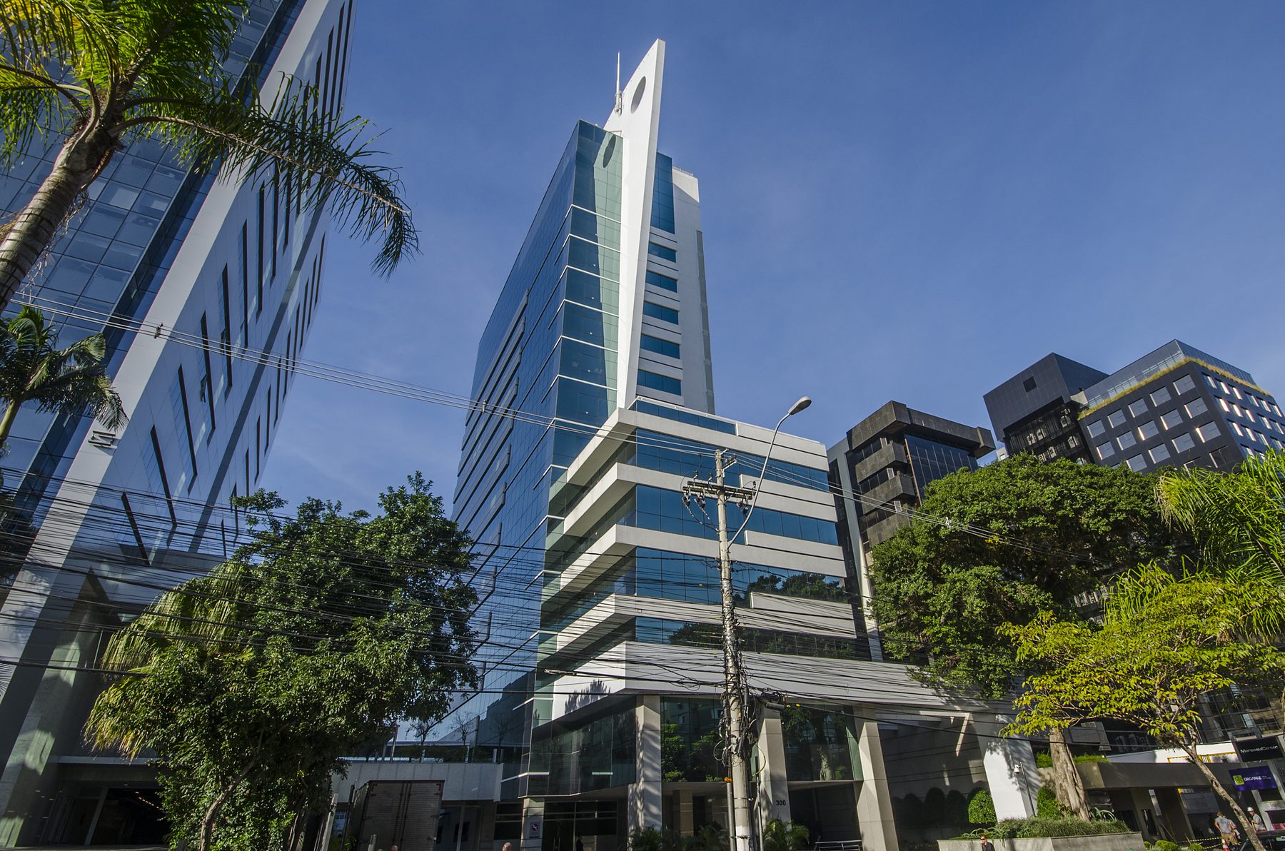 Fachada do Trust Business Center vista da Av. Carlos Gomes.
