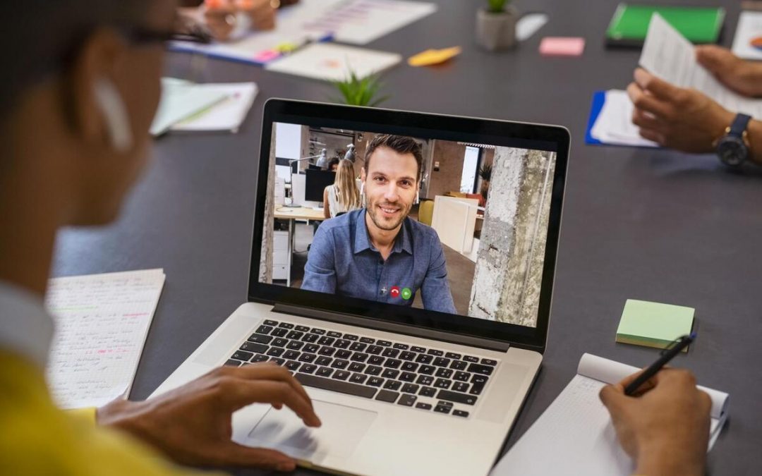 Reunião por vídeo chamada: benefícios de um coworking