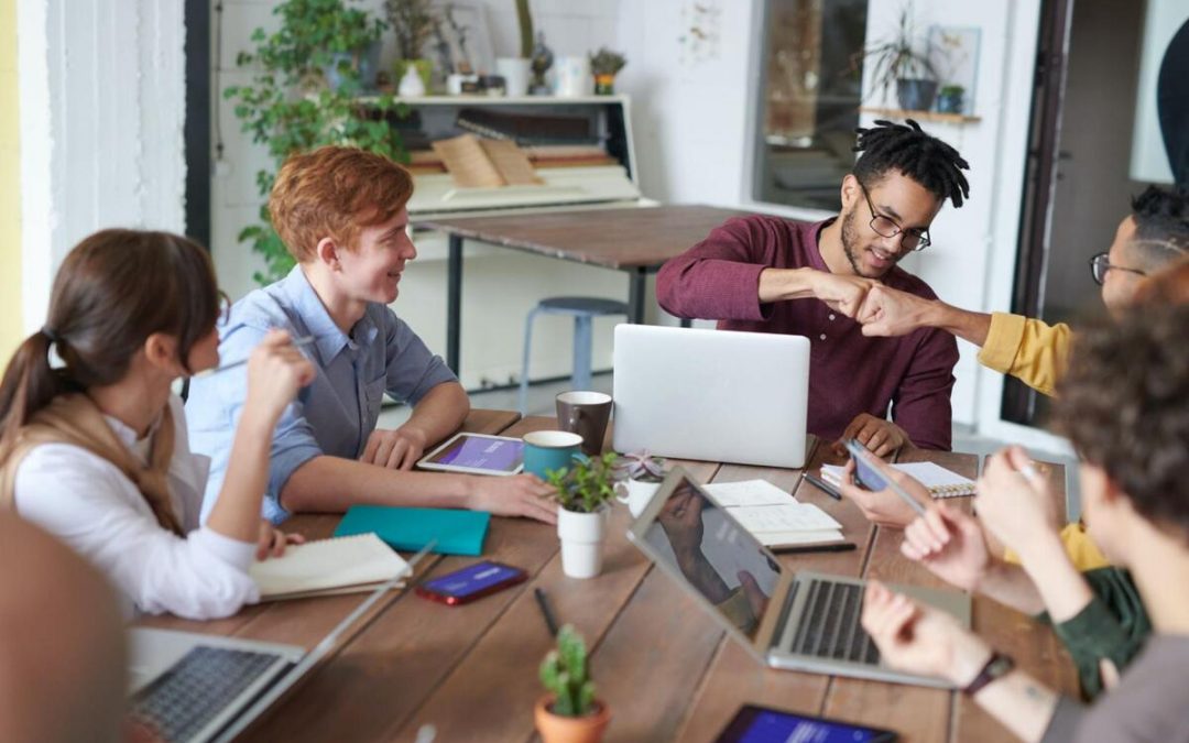 Coworking para grandes empresas: Entenda os benefícios do trabalho híbrido